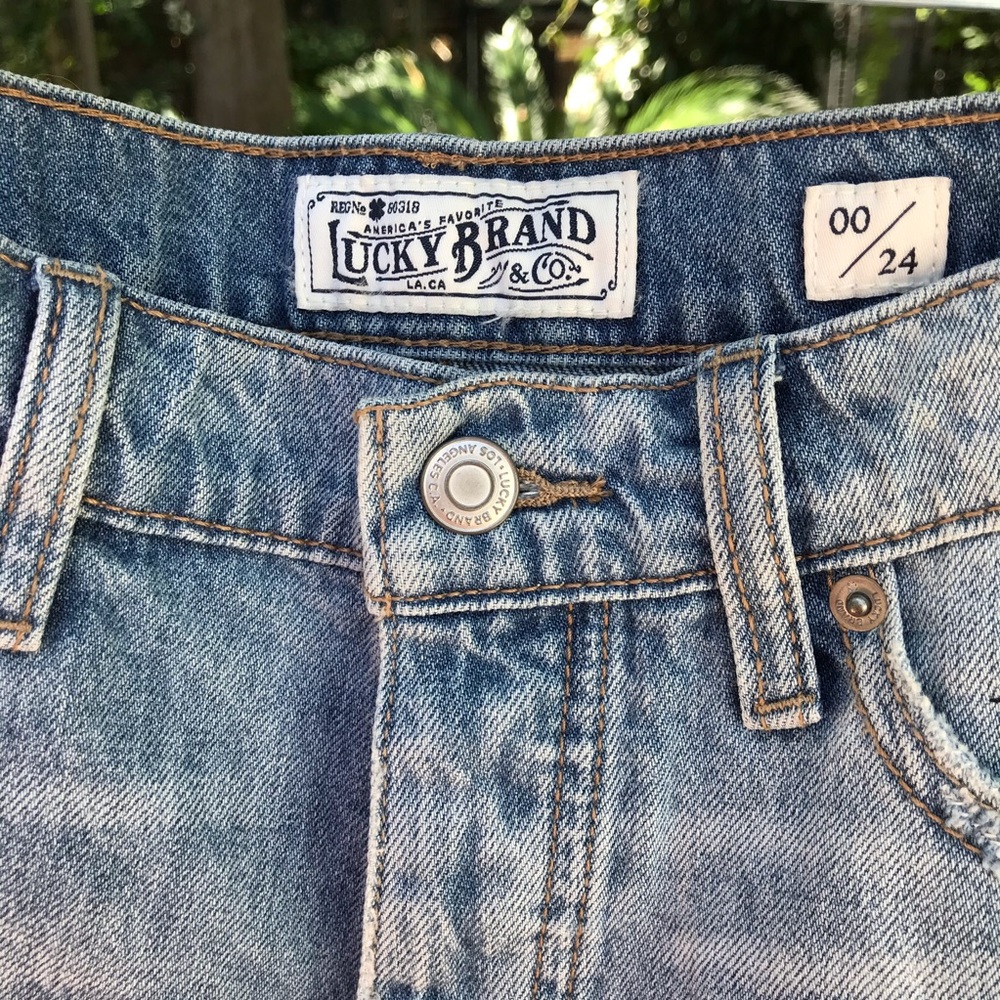 ❣️SOLD❣️Lucky Brand denim shorts - Picture 5 of 7